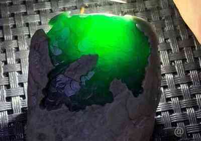 黑色的玉里面绿色：探索黑绿色玉石的奥秘